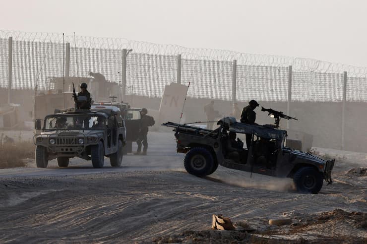 לוחמים סמוך לגדר