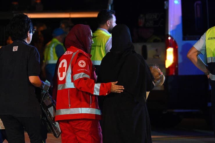 איטליה חולים פלסטינים מגיעים לטיפול נמל תעופה ב רומא