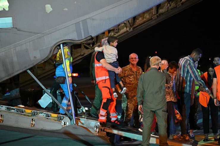 איטליה חולים פלסטינים מגיעים לטיפול נמל תעופה ב רומא