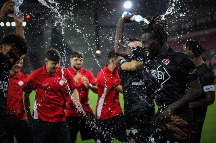 העלייה לגמר תכניס לקופות המועדון 650 אלף שקל. שחקני הפועל ת"א חוגגים (צילום: עוז מועלם) דאפאה חוגג