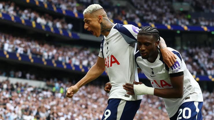 צמד חמד. קודוס ורישרליסון חוגגים (צילום: Reuters/Matthew ) מוחמד קודוס ורישרליסון חוגגים