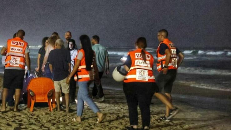 הזירה ביפו (צילום: דנה קופל) חיפושים אחר נעדר שסירתו התהפכה