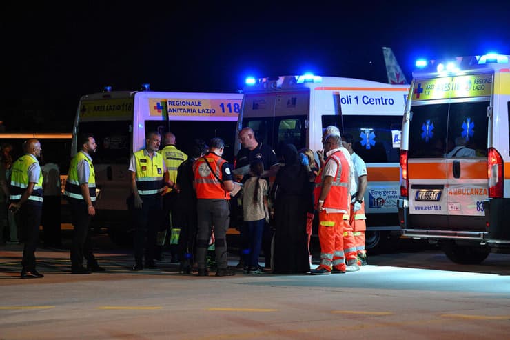 איטליה חולים פלסטינים מגיעים לטיפול נמל תעופה ב רומא