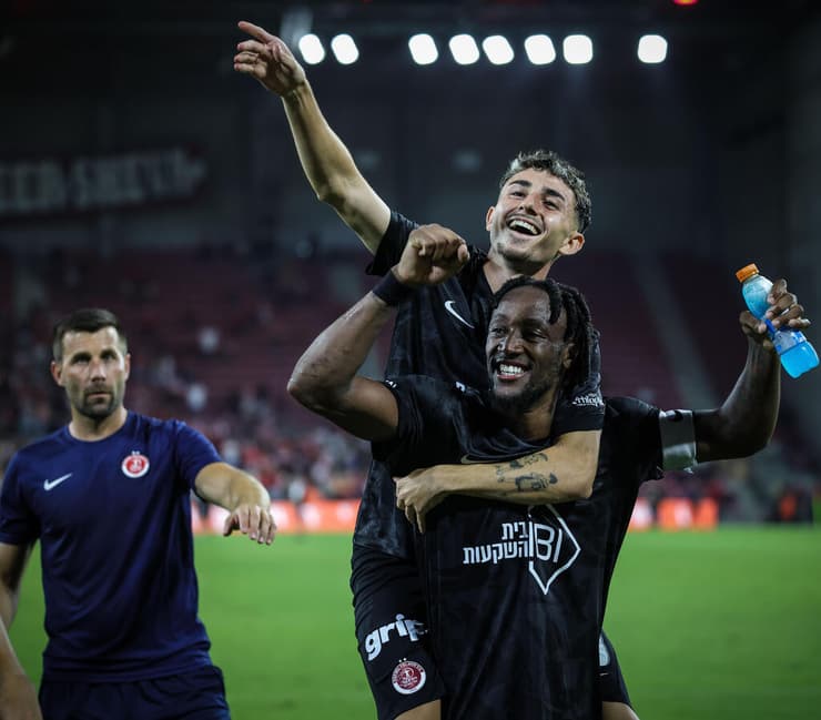 פרנאן מאיימבו פה. ומה עם השאר? (צילום: עוז מועלם) פרנאן מאיימבו ועמית למקין חוגגים