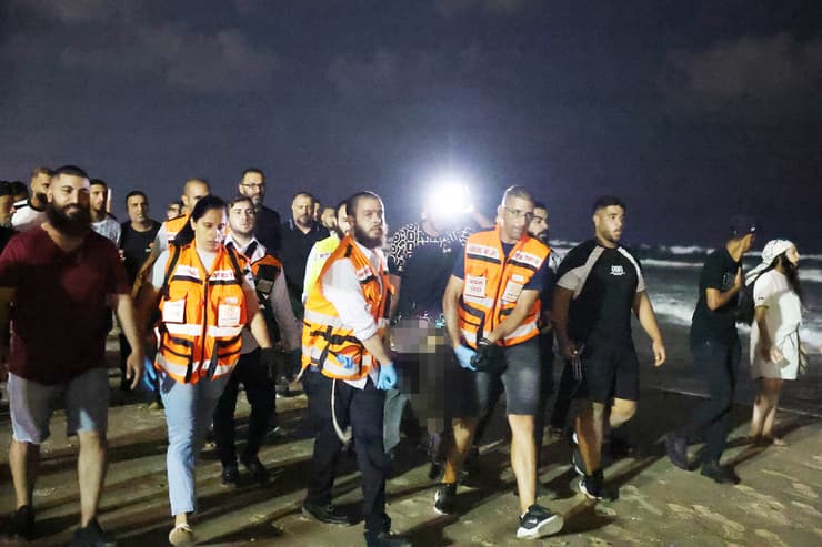 פינוי פצועים מפגיעת מדחף מול חופי יפו