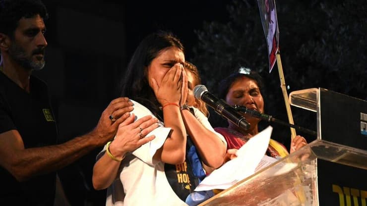 פושפה ג'ושי, אחותו של ביפין ג'ושי בעצרת החטופים