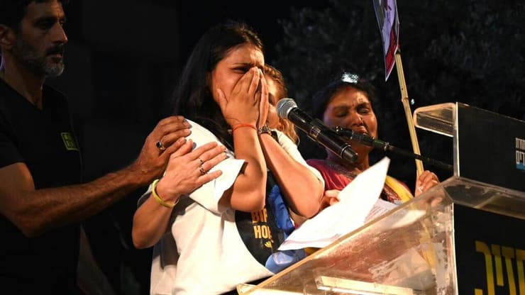 פושפה ג'ושי, אחותו של ביפין ג'ושי בעצרת החטופים