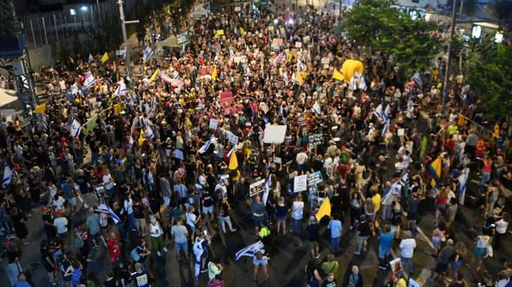 מפגינים בבגין