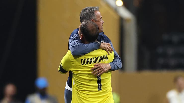 לואיס אנריקה וג'אנלואיג'י דונארומה מתחבקים בגביע העולם למועדונים, בחודש שעבר