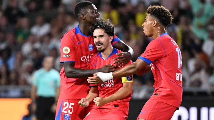 שחקני פ.ס.ז' חוגגים עם ויטיניה