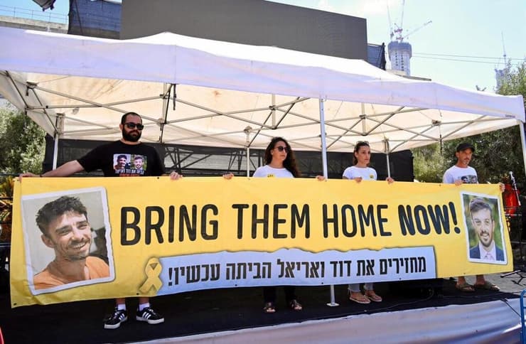 שורדי השבי ירדן ביבס, שרון אלוני קוניו, ארבל יהוד ואיתן קוניו אחיהם של דוד ואריאל קוניו מעל במת כיכר החטופים.