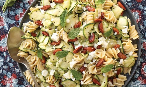 סלט פסטה עם זוקיני ושקדים פריכים