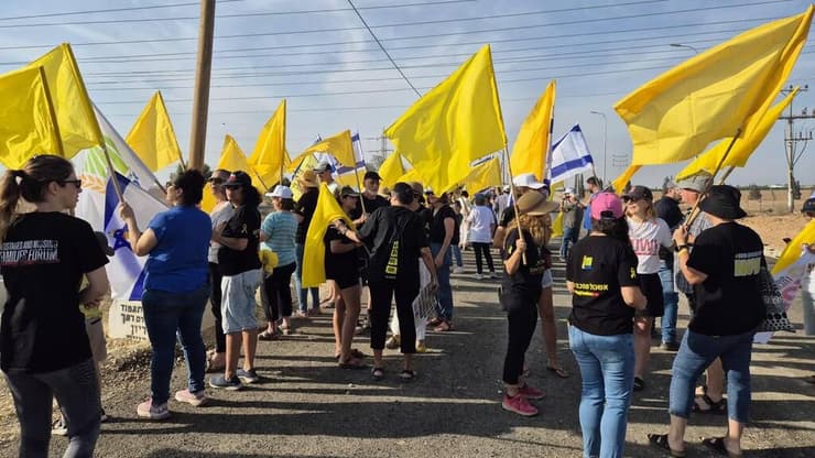צומת צוחר ( צילום: רוני גרין שאולוב ) צומת צוחר חסומה על ידי מאות מפגינים למען החטופים - יום עצירה למענם