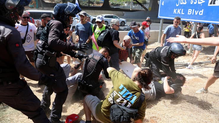 עימותים בין מפגינים שלוטרים בתל אביב