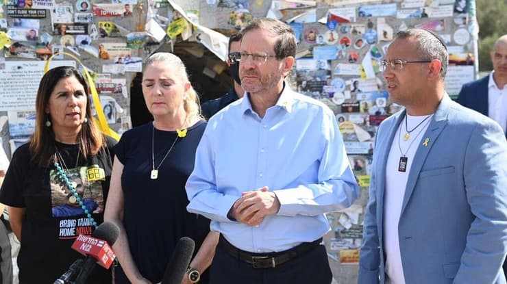 הרצוג בכיכר החטופים, הבוקר (צילום: יאיר שגיא ) נשיא המדינה, יצחק הרצוג בכיכר החטופים - יום העצירה למענם