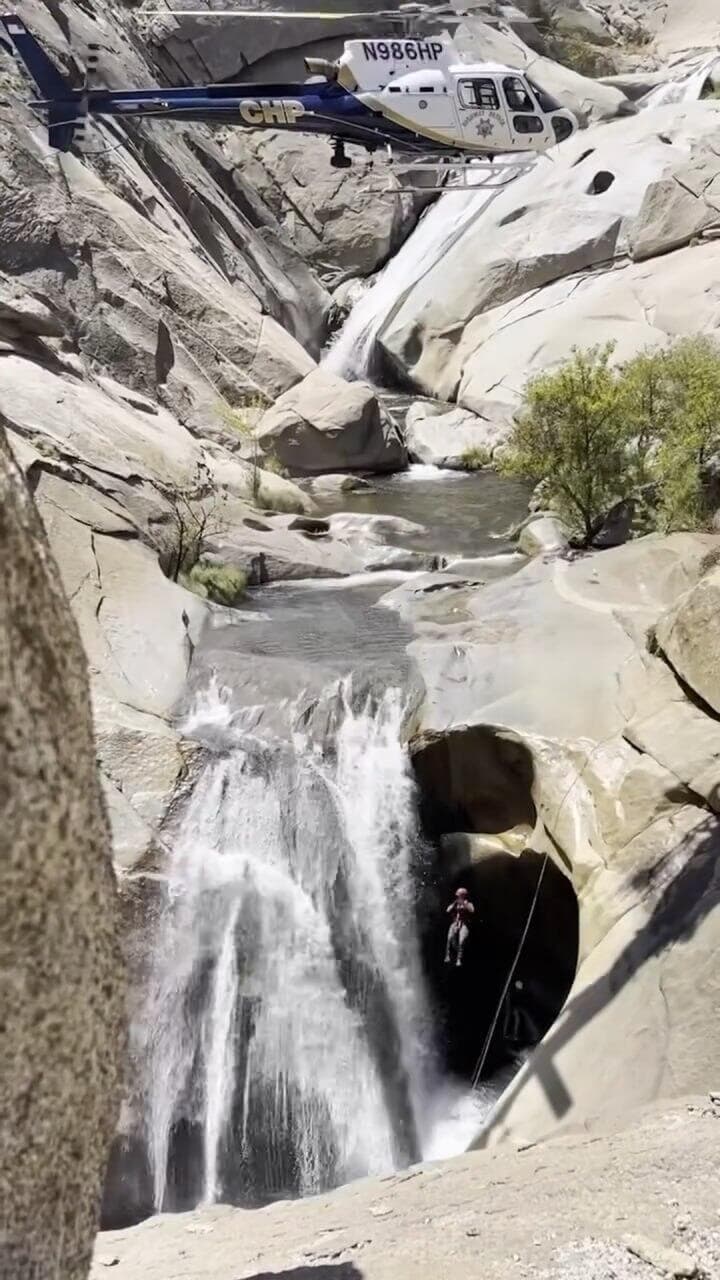 רגעי החילוץ של וורדוול בקליפורניה ריאן וורדוול קליפורניה חילוץ משטרה מפל מים נהר
