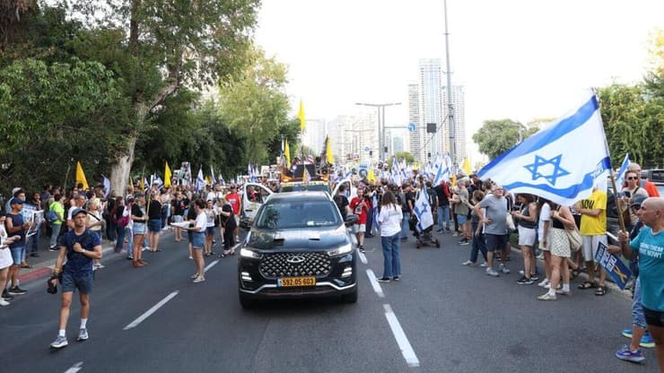 צעדה מסבידור לכיכר החטופים בקריאה החזרת החטופים