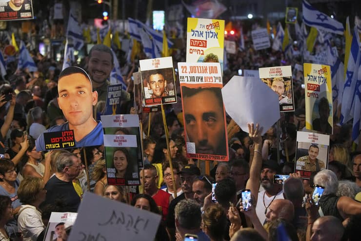 פניית המשפחות לטראמפ: "העולם זקוק נואשות למנהיגים כמוך" (צילום: AP Photo/Ohad Zwigenberg) עצרת בכיכר החטופים ביום "ישראל עוצרת"