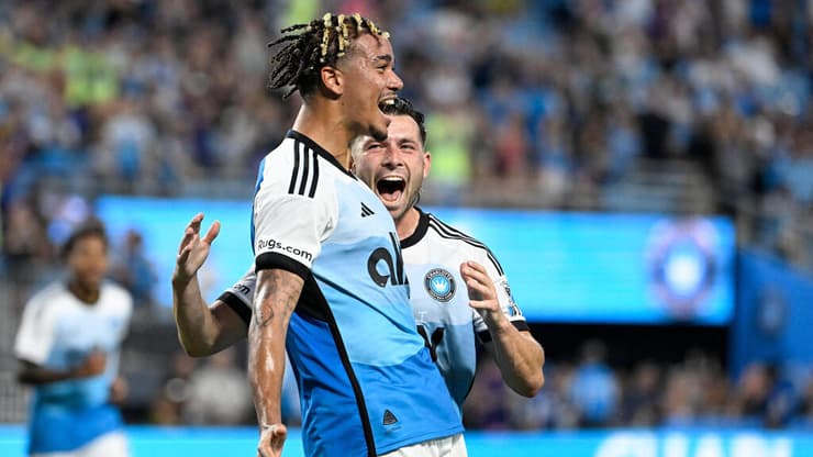 שחקן שארלוט עידן טוקלומטי