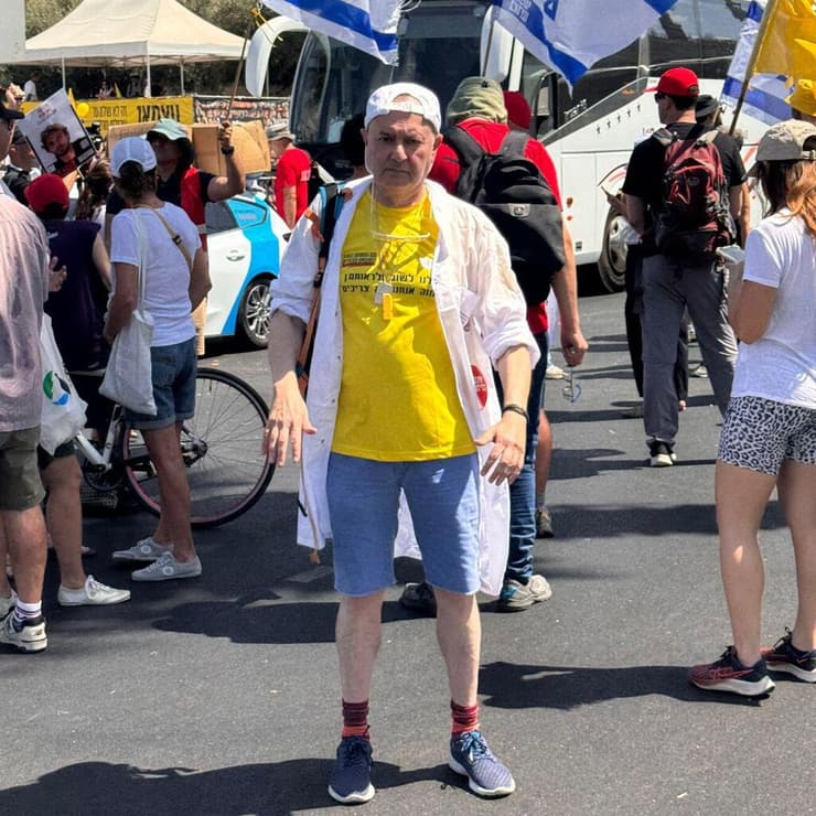 ד"ר צבי פישל במחאת הרופאים במסגרת יום העצירה