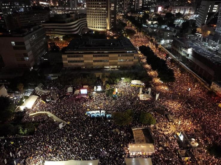 ההמונים בכיכר החטופים (צילום: יאיר פלטי) עצרת בכיכר החטופים ביום "ישראל עוצרת"