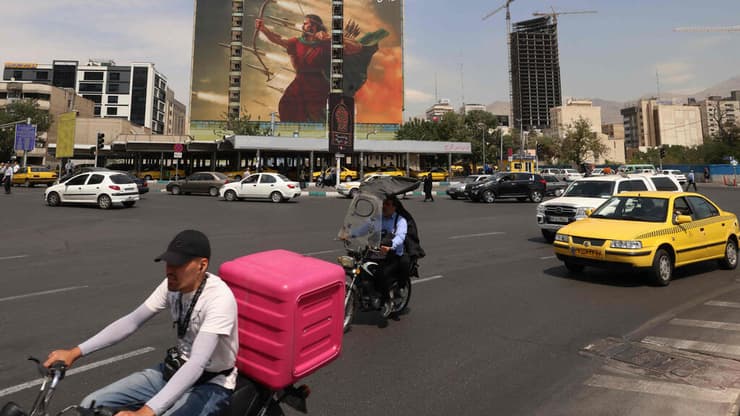 נהג מונית מוניות נוסע איראן טהרן רחובות רחוב כבישים כביש