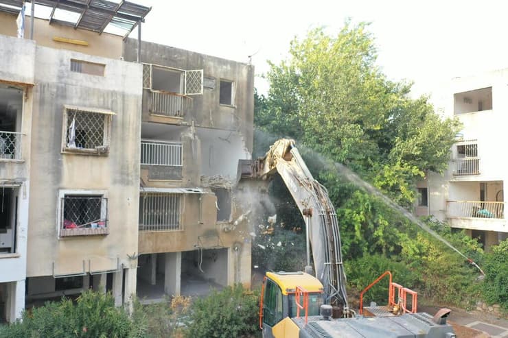 הריסת מבנים ישנים בפרויקט פינוי בינוי במתחם מוהליבר ביהוד מונוסון