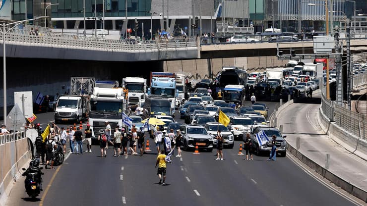 חסימות והפגנות מחאה בכל רחבי הארץ למען החטופים - ישראל עוצרת למענם