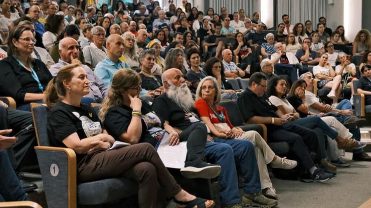 משפחות החטופים בכנס החירום הארצי של צוותי בריאות הגוף והנפש להחזרת כל החטופים