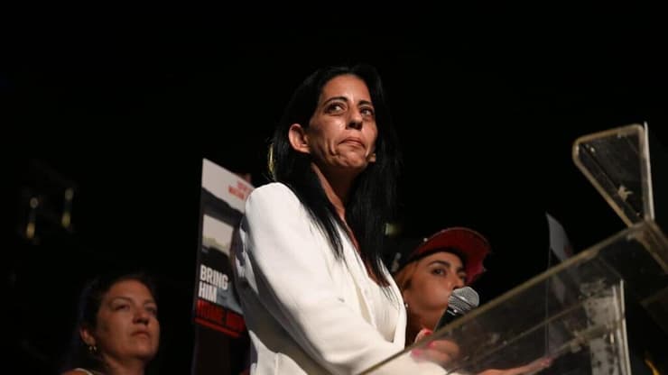 עינב צנגאוקר לאחר פרסום סרטון של בנה מתן מהשבי,  בכיכר החטופים ביום "ישראל עוצרת"