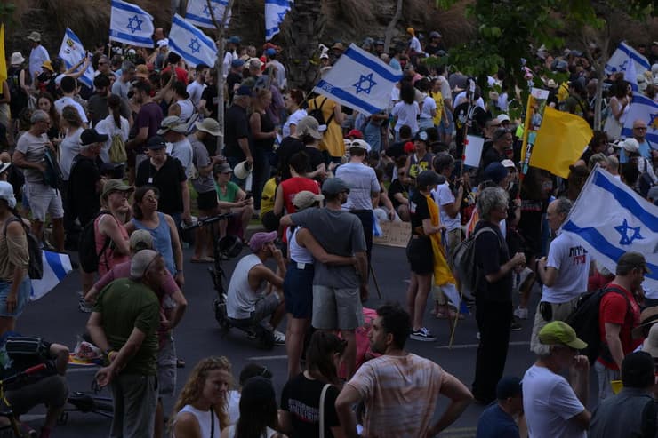 הפגנה בדרך בגין וצומת קפלן בתל אביב למען החטופים - יום עצירה. ישראל עוצרת למען החטופים