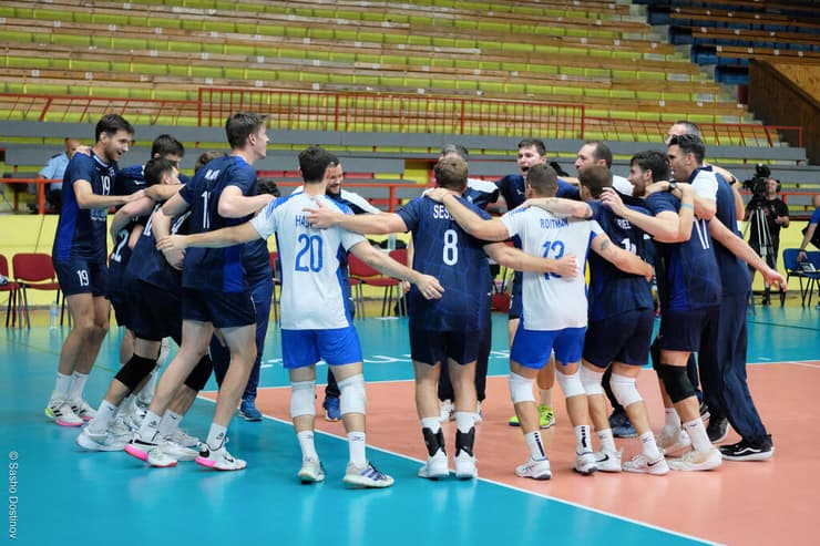 שחקני נבחרת ישראל חוגגים עלייה לאליפות אירופה