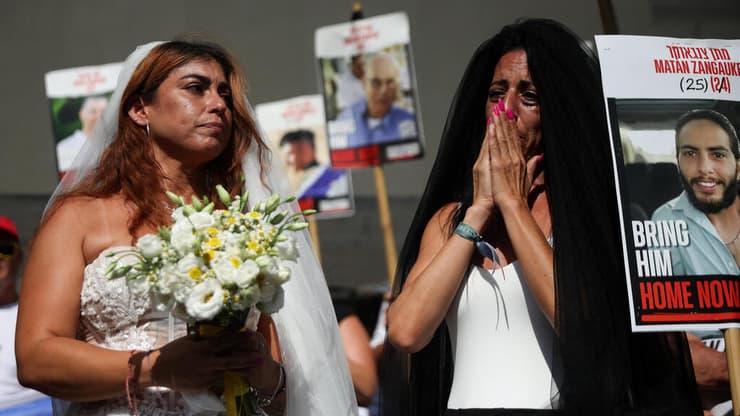 אילנה גריצ'ווסקי בטקס "חתונה" עם בן זוגה החטוף מתן צנגאוקר, בכיכר החטופים