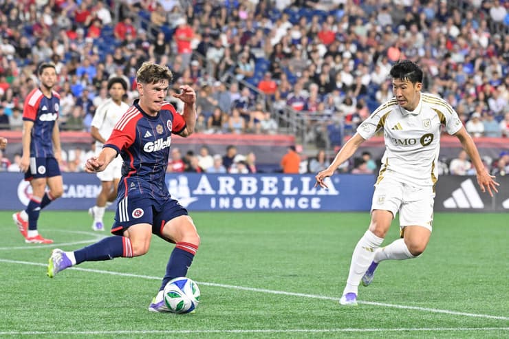 שחקן ניו איגלנד רבולושן עיליי פיינגולד מול שחקן לונס אנג'לס FC סון יונג-מין