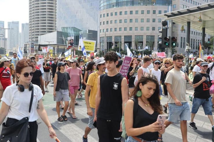 צילום: מוטי קמחי הפגנה בדרך בגין וצומת קפלן בתל אביב למען החטופים - יום עצירה. ישראל עוצרת למען החטופים