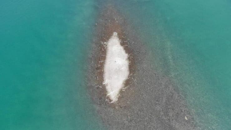 המפלס יורד, האי גדל