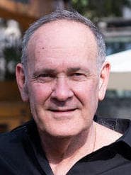 קובי אופק יו"ר ובעלי אופק החזקות דניאל אופק מנכ"ל אופק החזקות והאדריכל משה צור