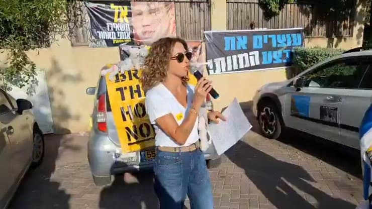אמא של רויה ונורל שנרצחו בנובה נואמת מול ביתו של קיש בזמן שהוא שם מוסיקה בעוצמה חזקה