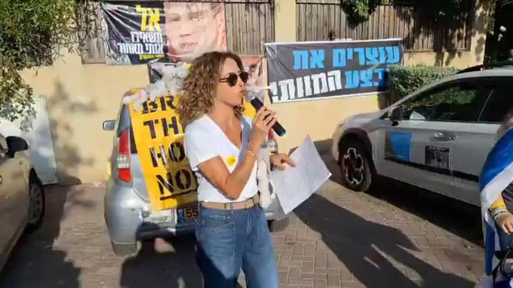 אמא של רויה ונורל שנרצחו בנובה נואמת מול ביתו של קיש בזמן שהוא שם מוסיקה בעוצמה חזקה