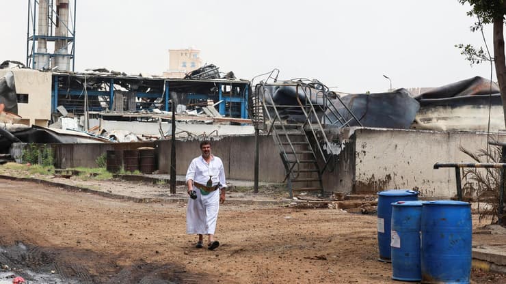 תחנת הכוח בצנעא אחרי תקיפת ישראל הבוקר (צילום: REUTERS/Khaled Abdullah) צנעא תימן הריסות של תחנת כוח אחרי תקיפה של ישראל