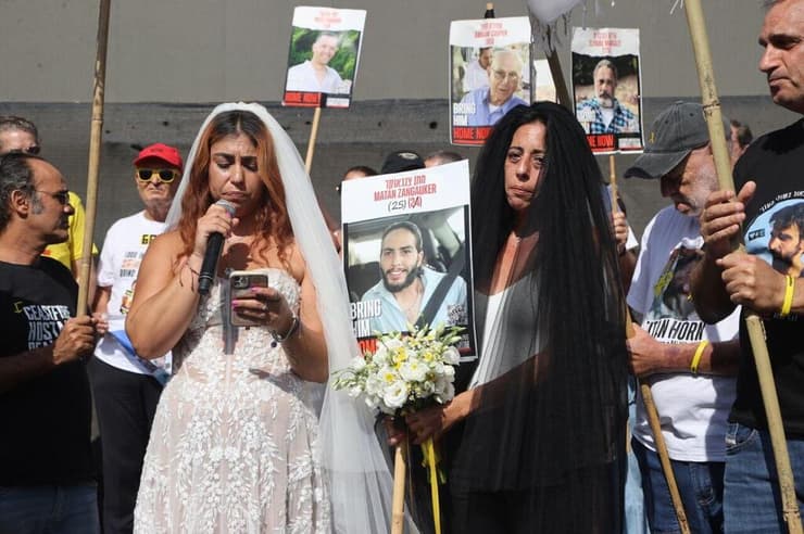 אילנה גריצ'ווסקי בטקס "חתונה" עם בן זוגה החטוף מתן צנגאוקר, בכיכר החטופים