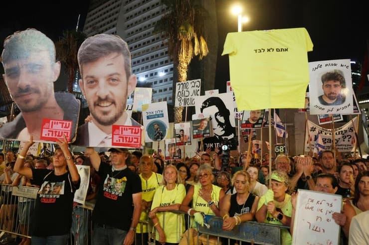 עצרת הענק בכיכר החטופים, השבוע (צילום: דנה קופל) עצרת בכיכר החטופים ביום "ישראל עוצרת"