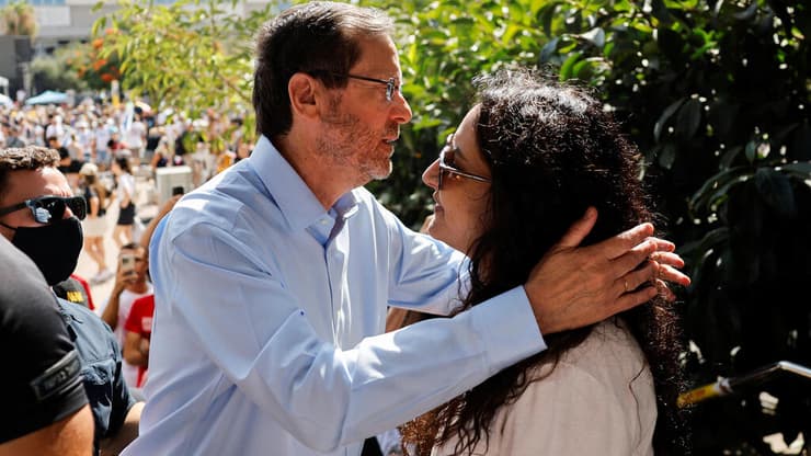 צילום: REUTERS/Amir Cohen נשיא המדינה, יצחק הרצוג בכיכר החטופים - יום העצירה למענם