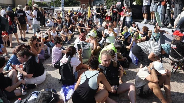 צילום: מוטי קמחי אזעקה בכיכר החטופים מטיל חות'י