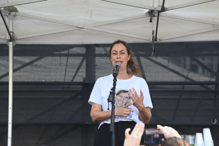 איילת גולדין, אחות החייל החטוף הדר גולדין בכיכר החטופים (צילום: יאיר שגיא ) איילת גולדין, אחות החייל החלל החטוף הדר גולדין בכיכר החטופים