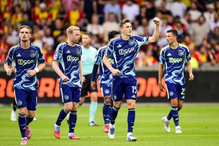 דייבי קלאסן ואיאקס חוגגים (צילום: Olaf Kraak / ANP / AFP) דייבי קלאסן ואיאקס חוגגים