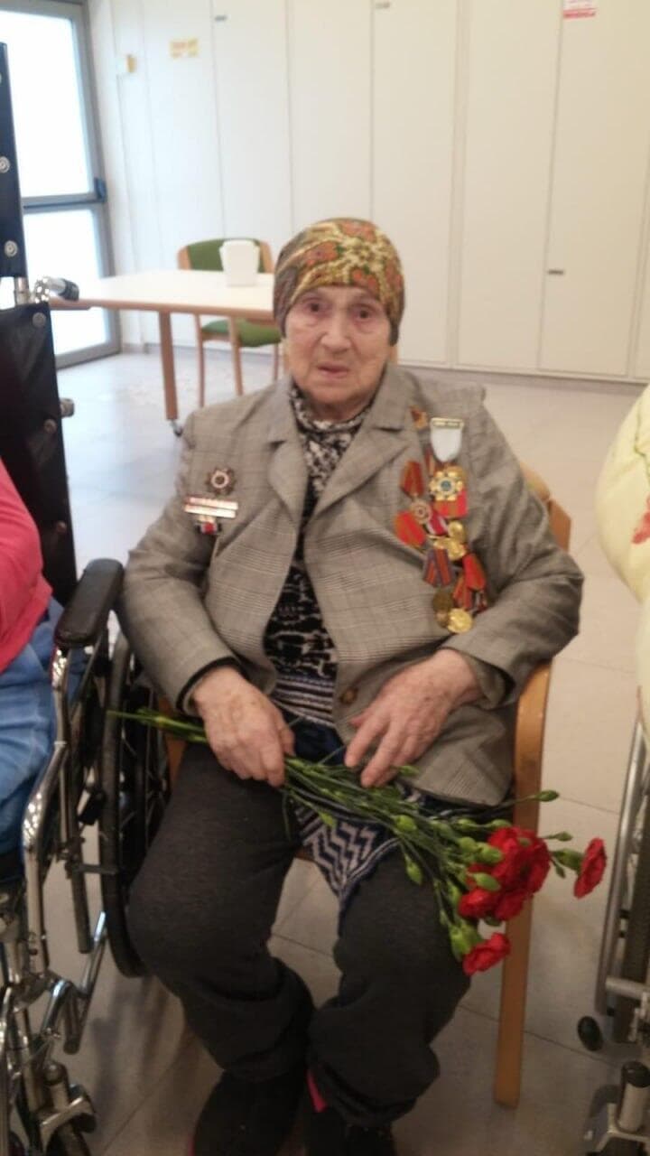 חוגגת 100 עם המדליות והעיטורים