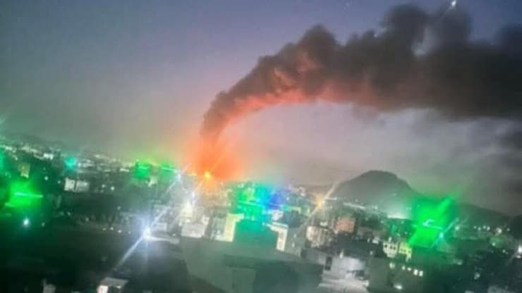 השריפה בעקבות התקיפות בצנעא הבוקר (מהרשתות החברתיות) דיווח: פיצוצים בבירת תימן צנעא