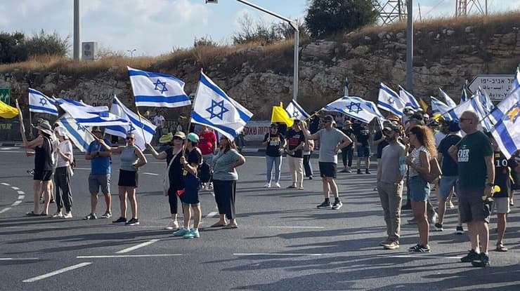 צומת שילת חסומה על ידי מאות מפגינים. למען החטופים - יום עצירה למענם