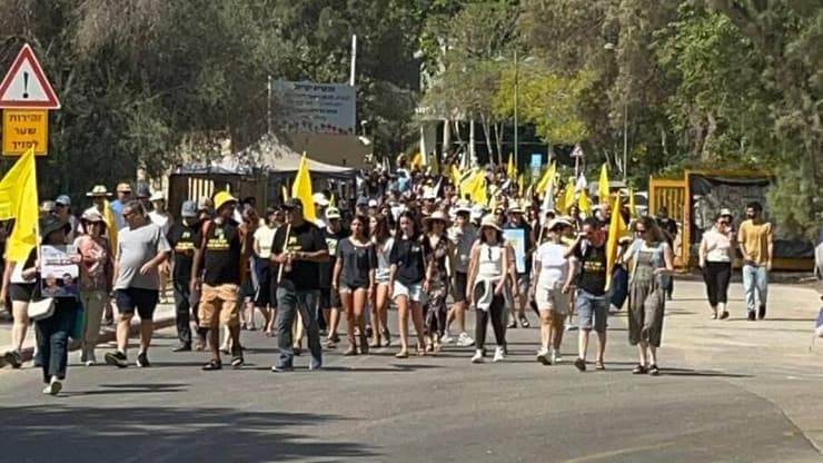 הצעדה למען החטופים בבארי (קרדיט: דוברות קיבוץ בארי) צעדת מחאה למען החטופים אל צומת בארי